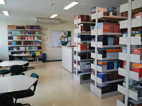 Biblioteca FACRAZ, utilizada para consultas de informações e pesquisas.